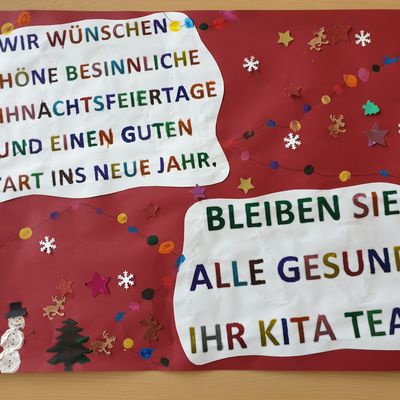 Selbstgebasteltes und bemaltes Plakat mit Weihnachtsgrüßen aus der KiTa