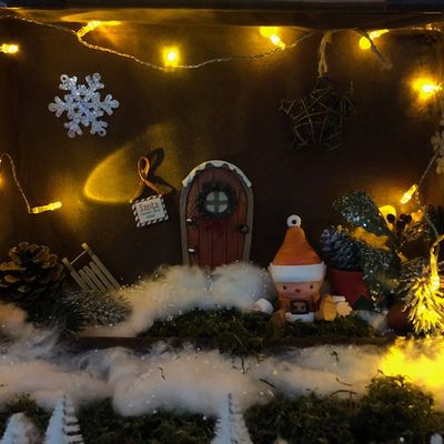 Selbstgebasteltes Haus des Weihnachtsmanns mit Lichterkette