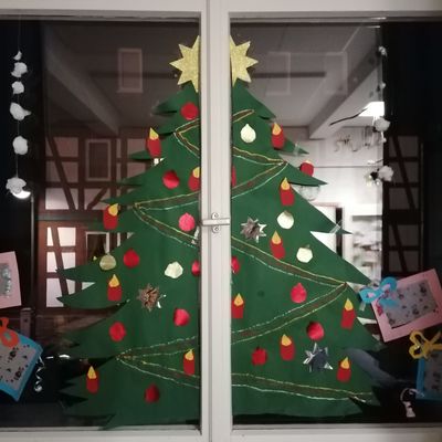 Selbstgebastelter Weihnachtsbaum als Fensterschmuck