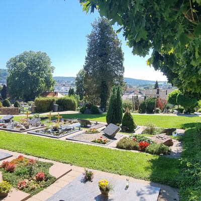 Friedhof Büdingen plattenumlegte Wahlgräber