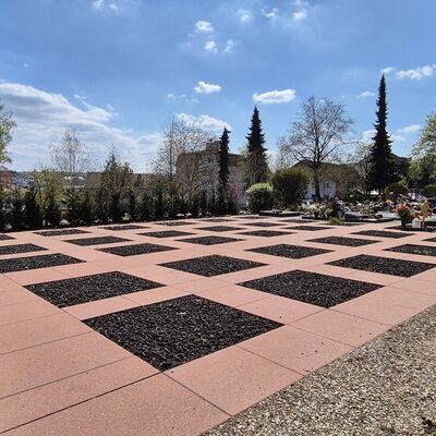 Friedhof B&uuml;dingen plattenumlegte Urnengr&auml;ber