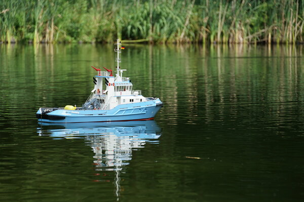 Bild eines Modellschiffes auf einem See.