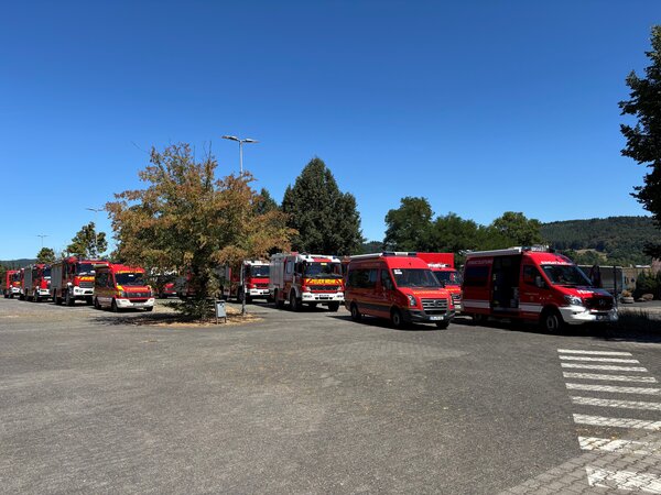 Feuerwehren des Wetteraukreises im Einsatz bei Waldbrandbek&auml;mpfung 1