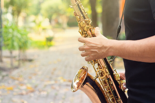 Musiker, der ein Saxophon spielt.
