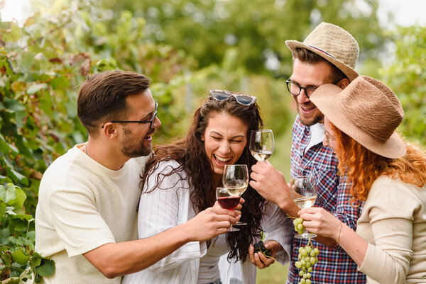 Freunde, die Wein trinken