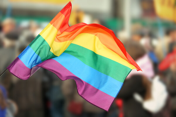 Regenbogenflagge, die im Wind weht.