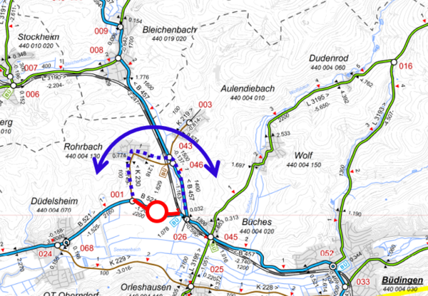 Kartenausschnitt; Markierung der Sperrung im Bereich zwischen dem Bahnübergang am Ortsausgang Büches (Richtung Düdelsheim) und der Abfahrt nach Rohrbach (weiter Richtung Düdelsheim); Markierung der Umleitung über Rohrbach