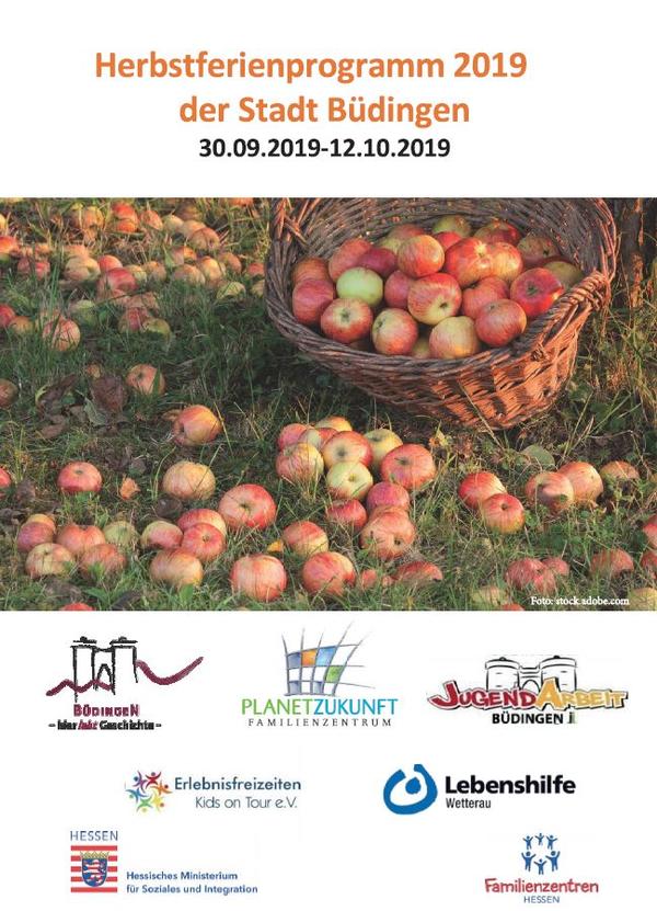 Titelbild des Herbstferienprogramms 2019; 30.09.2019-12.10.2019; Bild von in der Wiese liegenden Äpfeln; Logos der Veranstalter (siehe Text)