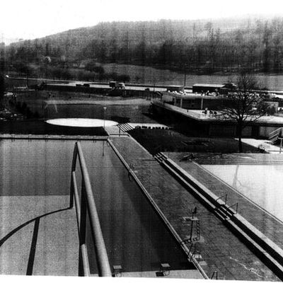 schwarz-weiß Fotografie des Freibades, Blick vom Sprungturm