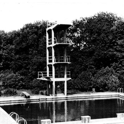 schwarz-weiß Fotografie des Freibades, Sprungturm