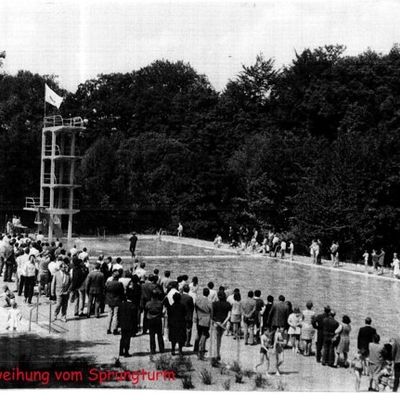 schwarz-weiß Fotografie des Freibades; Menschenmenge am Rand des Schwimmerbeckens, Einweihung des Springturmes