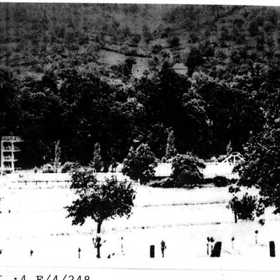 schwarz-weiß Fotografie des Freibades; Blick von erhöhter Stelle über das Gelände
