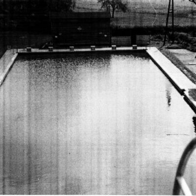 schwarz-weiß Fotografie des Freibades, Becken