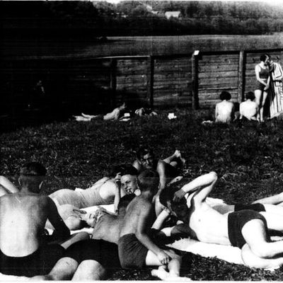 schwarz-weiß Fotografie des Freibades, Personen sonnen sich
