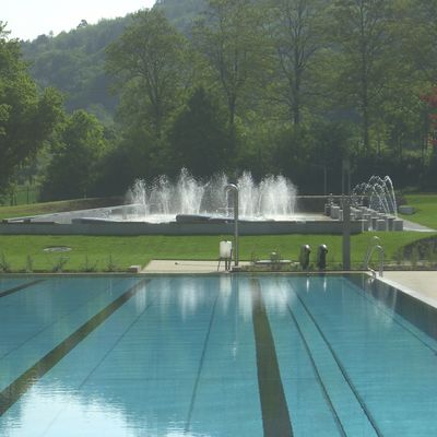 Freibad, Blick über Schwimmerbecken auf Wasserspielgarten, Fontänen